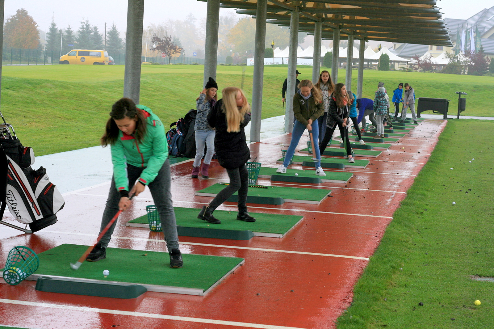 Sportowe sukcesy uczniów Szkoły Podstawowej nr 5 w Redzie nagrodzone wyjazdem na pole golfowe