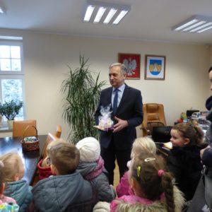 Wielkanocna wizyta przedszkolaków w Urzędzie