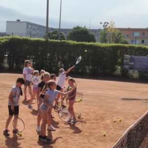 Zajęcia sportowe z tenisa ziemnego na redzkich kortach