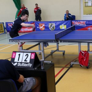Różne wyniki tenisistów stołowych