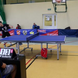 Różne wyniki tenisistów stołowych