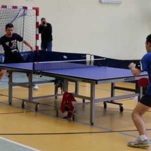 Różne wyniki tenisistów stołowych