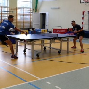 Różne wyniki tenisistów stołowych