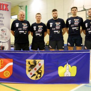 Różne wyniki tenisistów stołowych