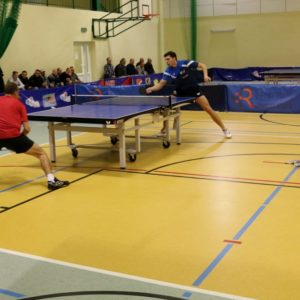 Różne wyniki tenisistów stołowych