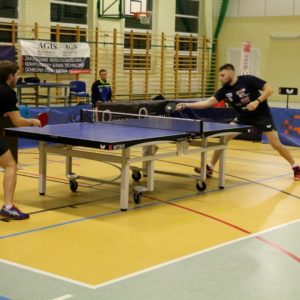 Różne wyniki tenisistów stołowych