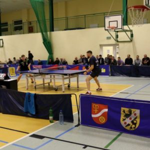 Różne wyniki tenisistów stołowych