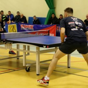 Różne wyniki tenisistów stołowych