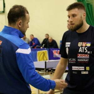 Różne wyniki tenisistów stołowych