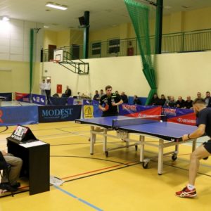 Różne wyniki tenisistów stołowych