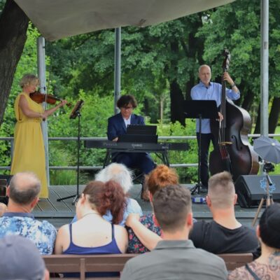 Swing Violin Trio w Miejskim Parku Rodzinnym