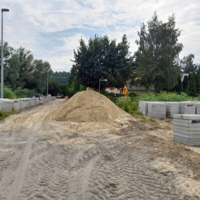 Odbiór odpadów komunalnych podczas remontu ulicy Zielnej i Owocowej