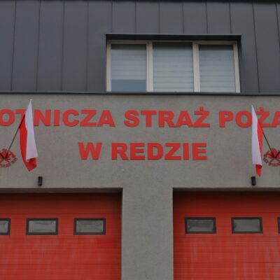 11.11.2024 Złożenie kwiatów pod tablicą upamiętniającą założycieli Ochotniczej Straży Pożarnej w Redzie - Lucjana Kellasa i Franciszka Talaśki (Strażnica OSP ul. Pucka 1) oraz uroczystości pod tablicą upamiętniającą poległych mieszkańców Redy przy Kościele Wniebowzięcia Najświętszej Maryi Panny i św. Katarzyny, fot. Michał Kaczmarek