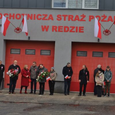 11.11.2024 Złożenie kwiatów pod tablicą upamiętniającą założycieli Ochotniczej Straży Pożarnej w Redzie - Lucjana Kellasa i Franciszka Talaśki (Strażnica OSP ul. Pucka 1) oraz uroczystości pod tablicą upamiętniającą poległych mieszkańców Redy przy Kościele Wniebowzięcia Najświętszej Maryi Panny i św. Katarzyny, fot. Michał Kaczmarek