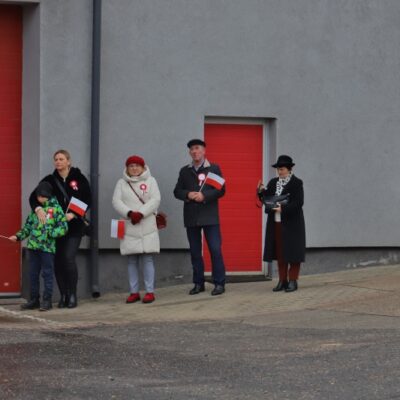 11.11.2024 Złożenie kwiatów pod tablicą upamiętniającą założycieli Ochotniczej Straży Pożarnej w Redzie - Lucjana Kellasa i Franciszka Talaśki (Strażnica OSP ul. Pucka 1) oraz uroczystości pod tablicą upamiętniającą poległych mieszkańców Redy przy Kościele Wniebowzięcia Najświętszej Maryi Panny i św. Katarzyny, fot. Michał Kaczmarek