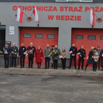 11.11.2024 Złożenie kwiatów pod tablicą upamiętniającą założycieli Ochotniczej Straży Pożarnej w Redzie - Lucjana Kellasa i Franciszka Talaśki (Strażnica OSP ul. Pucka 1) oraz uroczystości pod tablicą upamiętniającą poległych mieszkańców Redy przy Kościele Wniebowzięcia Najświętszej Maryi Panny i św. Katarzyny, fot. Michał Kaczmarek