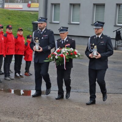 11.11.2024 Złożenie kwiatów pod tablicą upamiętniającą założycieli Ochotniczej Straży Pożarnej w Redzie - Lucjana Kellasa i Franciszka Talaśki (Strażnica OSP ul. Pucka 1) oraz uroczystości pod tablicą upamiętniającą poległych mieszkańców Redy przy Kościele Wniebowzięcia Najświętszej Maryi Panny i św. Katarzyny, fot. Michał Kaczmarek