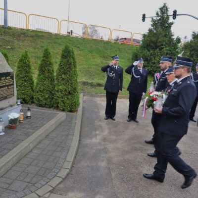 11.11.2024 Złożenie kwiatów pod tablicą upamiętniającą założycieli Ochotniczej Straży Pożarnej w Redzie - Lucjana Kellasa i Franciszka Talaśki (Strażnica OSP ul. Pucka 1) oraz uroczystości pod tablicą upamiętniającą poległych mieszkańców Redy przy Kościele Wniebowzięcia Najświętszej Maryi Panny i św. Katarzyny, fot. Michał Kaczmarek