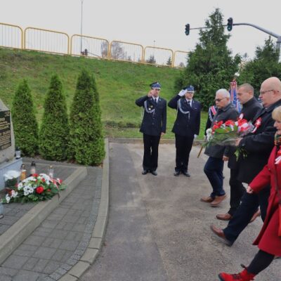 11.11.2024 Złożenie kwiatów pod tablicą upamiętniającą założycieli Ochotniczej Straży Pożarnej w Redzie - Lucjana Kellasa i Franciszka Talaśki (Strażnica OSP ul. Pucka 1) oraz uroczystości pod tablicą upamiętniającą poległych mieszkańców Redy przy Kościele Wniebowzięcia Najświętszej Maryi Panny i św. Katarzyny, fot. Michał Kaczmarek