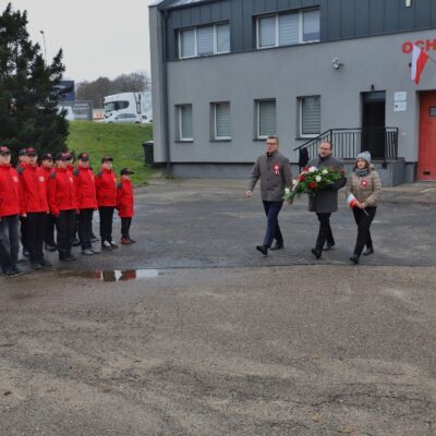 11.11.2024 Złożenie kwiatów pod tablicą upamiętniającą założycieli Ochotniczej Straży Pożarnej w Redzie - Lucjana Kellasa i Franciszka Talaśki (Strażnica OSP ul. Pucka 1) oraz uroczystości pod tablicą upamiętniającą poległych mieszkańców Redy przy Kościele Wniebowzięcia Najświętszej Maryi Panny i św. Katarzyny, fot. Michał Kaczmarek