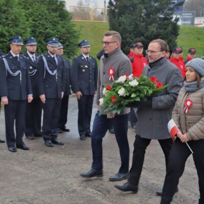 11.11.2024 Złożenie kwiatów pod tablicą upamiętniającą założycieli Ochotniczej Straży Pożarnej w Redzie - Lucjana Kellasa i Franciszka Talaśki (Strażnica OSP ul. Pucka 1) oraz uroczystości pod tablicą upamiętniającą poległych mieszkańców Redy przy Kościele Wniebowzięcia Najświętszej Maryi Panny i św. Katarzyny, fot. Michał Kaczmarek