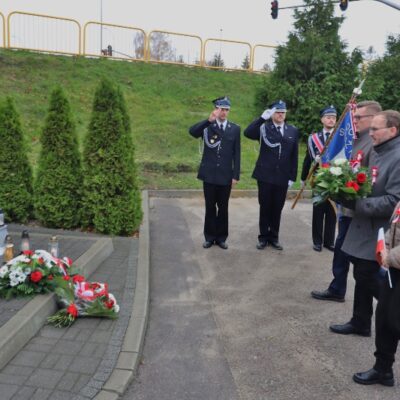 11.11.2024 Złożenie kwiatów pod tablicą upamiętniającą założycieli Ochotniczej Straży Pożarnej w Redzie - Lucjana Kellasa i Franciszka Talaśki (Strażnica OSP ul. Pucka 1) oraz uroczystości pod tablicą upamiętniającą poległych mieszkańców Redy przy Kościele Wniebowzięcia Najświętszej Maryi Panny i św. Katarzyny, fot. Michał Kaczmarek