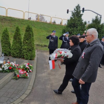 11.11.2024 Złożenie kwiatów pod tablicą upamiętniającą założycieli Ochotniczej Straży Pożarnej w Redzie - Lucjana Kellasa i Franciszka Talaśki (Strażnica OSP ul. Pucka 1) oraz uroczystości pod tablicą upamiętniającą poległych mieszkańców Redy przy Kościele Wniebowzięcia Najświętszej Maryi Panny i św. Katarzyny, fot. Michał Kaczmarek