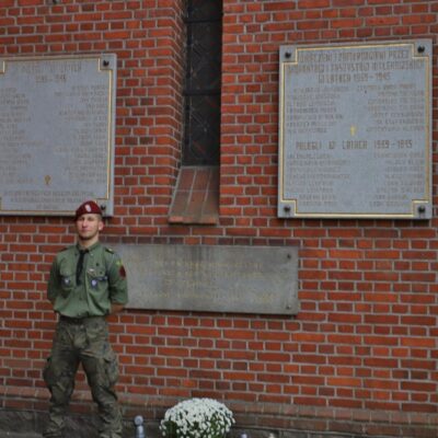 11.11.2024 Złożenie kwiatów pod tablicą upamiętniającą założycieli Ochotniczej Straży Pożarnej w Redzie - Lucjana Kellasa i Franciszka Talaśki (Strażnica OSP ul. Pucka 1) oraz uroczystości pod tablicą upamiętniającą poległych mieszkańców Redy przy Kościele Wniebowzięcia Najświętszej Maryi Panny i św. Katarzyny, fot. Michał Kaczmarek