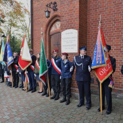 11.11.2024 Złożenie kwiatów pod tablicą upamiętniającą założycieli Ochotniczej Straży Pożarnej w Redzie - Lucjana Kellasa i Franciszka Talaśki (Strażnica OSP ul. Pucka 1) oraz uroczystości pod tablicą upamiętniającą poległych mieszkańców Redy przy Kościele Wniebowzięcia Najświętszej Maryi Panny i św. Katarzyny, fot. Michał Kaczmarek