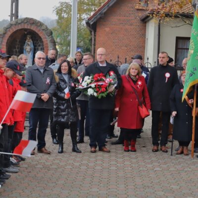 11.11.2024 Złożenie kwiatów pod tablicą upamiętniającą założycieli Ochotniczej Straży Pożarnej w Redzie - Lucjana Kellasa i Franciszka Talaśki (Strażnica OSP ul. Pucka 1) oraz uroczystości pod tablicą upamiętniającą poległych mieszkańców Redy przy Kościele Wniebowzięcia Najświętszej Maryi Panny i św. Katarzyny, fot. Michał Kaczmarek