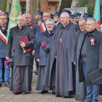 11.11.2024 Złożenie kwiatów pod tablicą upamiętniającą założycieli Ochotniczej Straży Pożarnej w Redzie - Lucjana Kellasa i Franciszka Talaśki (Strażnica OSP ul. Pucka 1) oraz uroczystości pod tablicą upamiętniającą poległych mieszkańców Redy przy Kościele Wniebowzięcia Najświętszej Maryi Panny i św. Katarzyny, fot. Michał Kaczmarek