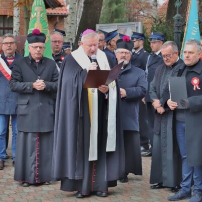 11.11.2024 Złożenie kwiatów pod tablicą upamiętniającą założycieli Ochotniczej Straży Pożarnej w Redzie - Lucjana Kellasa i Franciszka Talaśki (Strażnica OSP ul. Pucka 1) oraz uroczystości pod tablicą upamiętniającą poległych mieszkańców Redy przy Kościele Wniebowzięcia Najświętszej Maryi Panny i św. Katarzyny, fot. Michał Kaczmarek