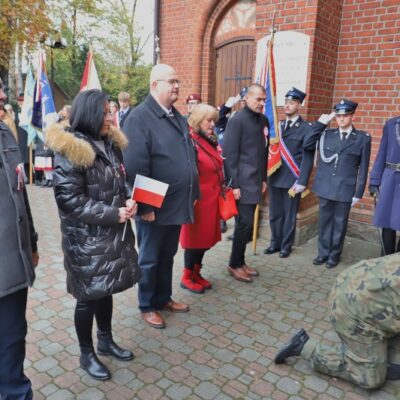 11.11.2024 Złożenie kwiatów pod tablicą upamiętniającą założycieli Ochotniczej Straży Pożarnej w Redzie - Lucjana Kellasa i Franciszka Talaśki (Strażnica OSP ul. Pucka 1) oraz uroczystości pod tablicą upamiętniającą poległych mieszkańców Redy przy Kościele Wniebowzięcia Najświętszej Maryi Panny i św. Katarzyny, fot. Michał Kaczmarek