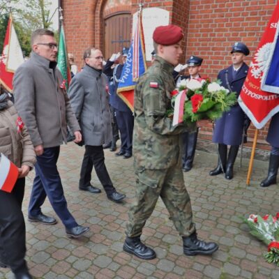 11.11.2024 Złożenie kwiatów pod tablicą upamiętniającą założycieli Ochotniczej Straży Pożarnej w Redzie - Lucjana Kellasa i Franciszka Talaśki (Strażnica OSP ul. Pucka 1) oraz uroczystości pod tablicą upamiętniającą poległych mieszkańców Redy przy Kościele Wniebowzięcia Najświętszej Maryi Panny i św. Katarzyny, fot. Michał Kaczmarek