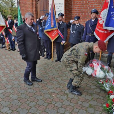 11.11.2024 Złożenie kwiatów pod tablicą upamiętniającą założycieli Ochotniczej Straży Pożarnej w Redzie - Lucjana Kellasa i Franciszka Talaśki (Strażnica OSP ul. Pucka 1) oraz uroczystości pod tablicą upamiętniającą poległych mieszkańców Redy przy Kościele Wniebowzięcia Najświętszej Maryi Panny i św. Katarzyny, fot. Michał Kaczmarek