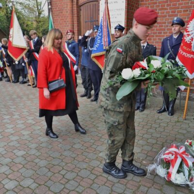 11.11.2024 Złożenie kwiatów pod tablicą upamiętniającą założycieli Ochotniczej Straży Pożarnej w Redzie - Lucjana Kellasa i Franciszka Talaśki (Strażnica OSP ul. Pucka 1) oraz uroczystości pod tablicą upamiętniającą poległych mieszkańców Redy przy Kościele Wniebowzięcia Najświętszej Maryi Panny i św. Katarzyny, fot. Michał Kaczmarek