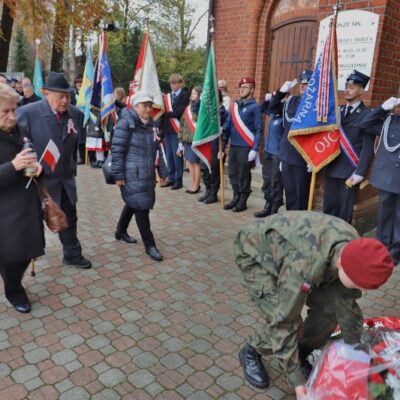 11.11.2024 Złożenie kwiatów pod tablicą upamiętniającą założycieli Ochotniczej Straży Pożarnej w Redzie - Lucjana Kellasa i Franciszka Talaśki (Strażnica OSP ul. Pucka 1) oraz uroczystości pod tablicą upamiętniającą poległych mieszkańców Redy przy Kościele Wniebowzięcia Najświętszej Maryi Panny i św. Katarzyny, fot. Michał Kaczmarek