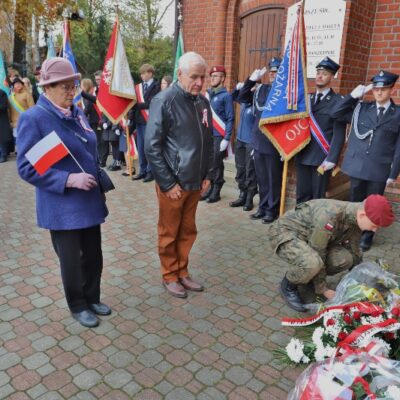 11.11.2024 Złożenie kwiatów pod tablicą upamiętniającą założycieli Ochotniczej Straży Pożarnej w Redzie - Lucjana Kellasa i Franciszka Talaśki (Strażnica OSP ul. Pucka 1) oraz uroczystości pod tablicą upamiętniającą poległych mieszkańców Redy przy Kościele Wniebowzięcia Najświętszej Maryi Panny i św. Katarzyny, fot. Michał Kaczmarek