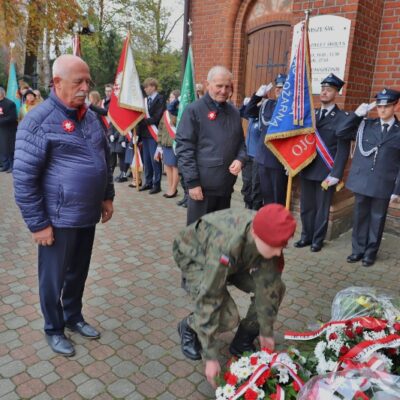 11.11.2024 Złożenie kwiatów pod tablicą upamiętniającą założycieli Ochotniczej Straży Pożarnej w Redzie - Lucjana Kellasa i Franciszka Talaśki (Strażnica OSP ul. Pucka 1) oraz uroczystości pod tablicą upamiętniającą poległych mieszkańców Redy przy Kościele Wniebowzięcia Najświętszej Maryi Panny i św. Katarzyny, fot. Michał Kaczmarek