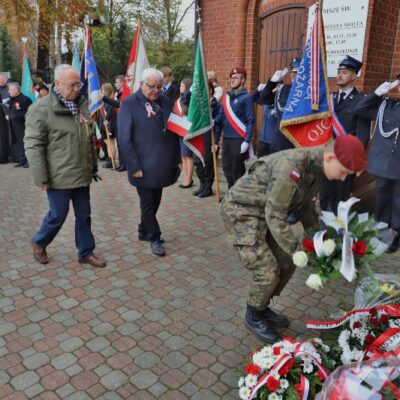 11.11.2024 Złożenie kwiatów pod tablicą upamiętniającą założycieli Ochotniczej Straży Pożarnej w Redzie - Lucjana Kellasa i Franciszka Talaśki (Strażnica OSP ul. Pucka 1) oraz uroczystości pod tablicą upamiętniającą poległych mieszkańców Redy przy Kościele Wniebowzięcia Najświętszej Maryi Panny i św. Katarzyny, fot. Michał Kaczmarek