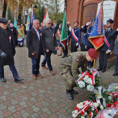 11.11.2024 Złożenie kwiatów pod tablicą upamiętniającą założycieli Ochotniczej Straży Pożarnej w Redzie - Lucjana Kellasa i Franciszka Talaśki (Strażnica OSP ul. Pucka 1) oraz uroczystości pod tablicą upamiętniającą poległych mieszkańców Redy przy Kościele Wniebowzięcia Najświętszej Maryi Panny i św. Katarzyny, fot. Michał Kaczmarek