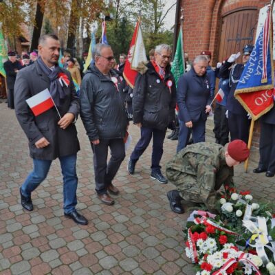 11.11.2024 Złożenie kwiatów pod tablicą upamiętniającą założycieli Ochotniczej Straży Pożarnej w Redzie - Lucjana Kellasa i Franciszka Talaśki (Strażnica OSP ul. Pucka 1) oraz uroczystości pod tablicą upamiętniającą poległych mieszkańców Redy przy Kościele Wniebowzięcia Najświętszej Maryi Panny i św. Katarzyny, fot. Michał Kaczmarek