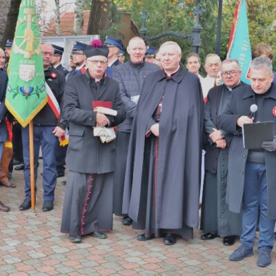 11.11.2024 Złożenie kwiatów pod tablicą upamiętniającą założycieli Ochotniczej Straży Pożarnej w Redzie - Lucjana Kellasa i Franciszka Talaśki (Strażnica OSP ul. Pucka 1) oraz uroczystości pod tablicą upamiętniającą poległych mieszkańców Redy przy Kościele Wniebowzięcia Najświętszej Maryi Panny i św. Katarzyny, fot. Michał Kaczmarek