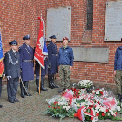 11.11.2024 Złożenie kwiatów pod tablicą upamiętniającą założycieli Ochotniczej Straży Pożarnej w Redzie - Lucjana Kellasa i Franciszka Talaśki (Strażnica OSP ul. Pucka 1) oraz uroczystości pod tablicą upamiętniającą poległych mieszkańców Redy przy Kościele Wniebowzięcia Najświętszej Maryi Panny i św. Katarzyny, fot. Michał Kaczmarek