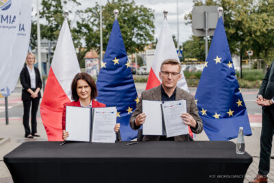 11.08.2025, Podpisanie umowy na o dofinansowanie projektu „Rozbudowa węzła integracyjnego w Redzie o parking P&R oraz parking dla rowerów”, w ramach programu Fundusze Europejskie na Infrastrukturę, Klimat, Środowisko 2021-2027, Priorytet: FENX.03 Transport miejski, Działanie: FENX.03.01 Transport miejski, fot. Kropidłowscy