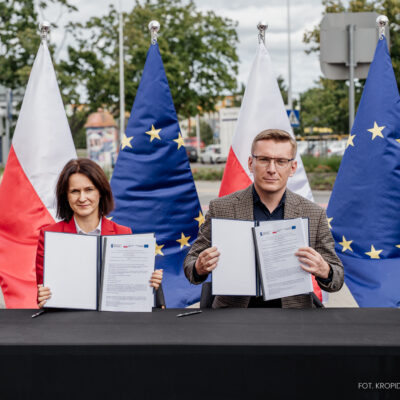 Podpisano umowę o dofinansowanie projektu „Rozbudowa węzła integracyjnego w Redzie o parking P&R oraz parking dla rowerów”