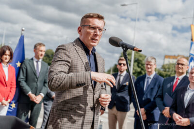 11.08.2025, Podpisanie umowy na o dofinansowanie projektu „Rozbudowa węzła integracyjnego w Redzie o parking P&R oraz parking dla rowerów”, w ramach programu Fundusze Europejskie na Infrastrukturę, Klimat, Środowisko 2021-2027, Priorytet: FENX.03 Transport miejski, Działanie: FENX.03.01 Transport miejski, fot. Kropidłowscy