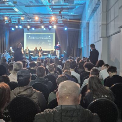 Siła słów – relacja z międzypokoleniowej debaty o hejcie