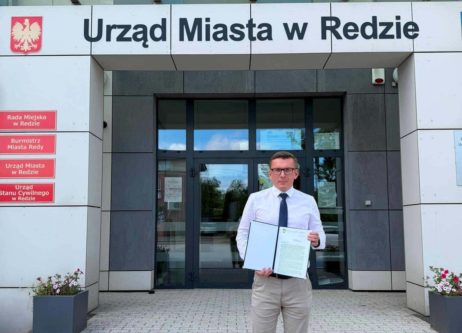 Mateusz Richert Burmistrz Przed Urzędem