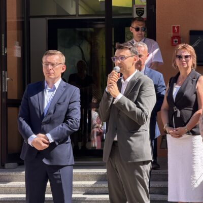 Zakończenie roku szkolnego 2025/26 w SP5, pożegnanie dyrektor Moniki Halczak, fot. UMR